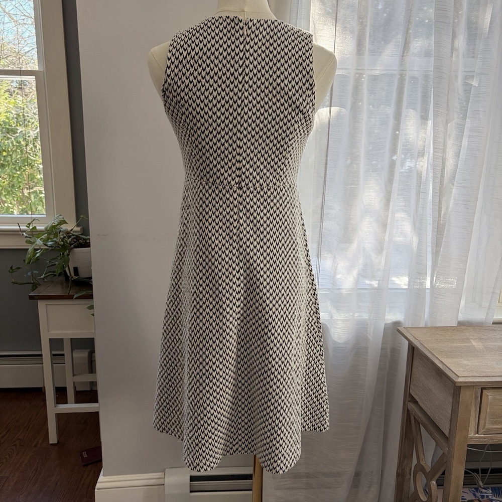 LOFT Petite Black and White Print Skater Dress Sz 2 Sleeveless Knit Mod Comfort - Picture 9 of 16